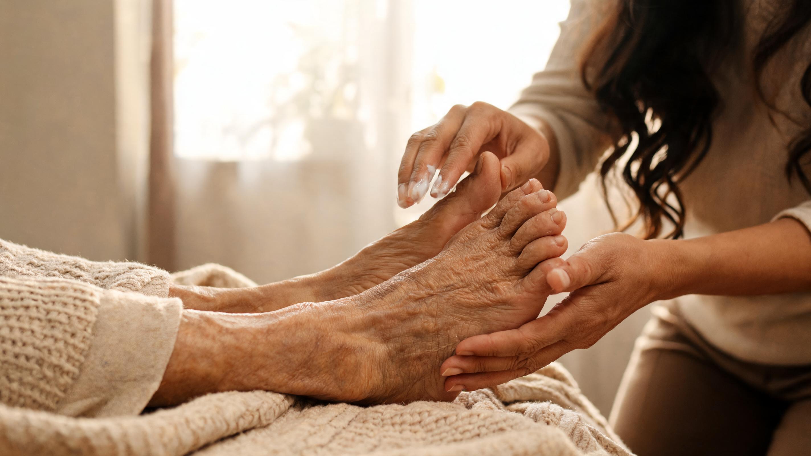 ¿Qué cuidados especiales necesitan los pies de los adultos mayores?
